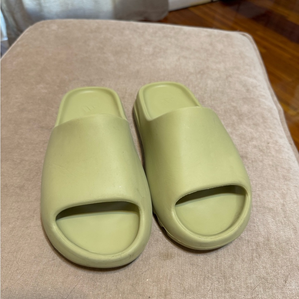 Yeezy slides “Resin” men’s size 8